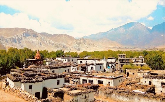 Upper Mustang Trek: Scenic Village Surrounded by Majestic Mountains